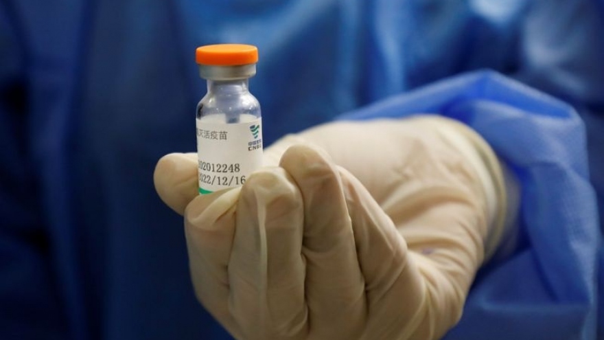 Trung Quốc sẽ cấp vaccine cho LHQ, Lào yêu cầu người nhập cảnh gắn thiết bị theo dõi